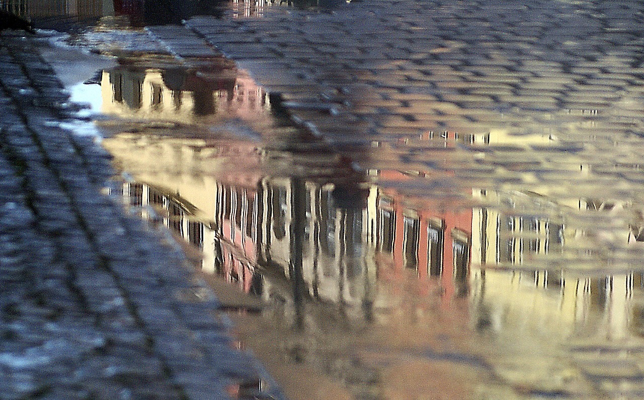 北京暴雨突至，天空乌云浓密一秒入夜